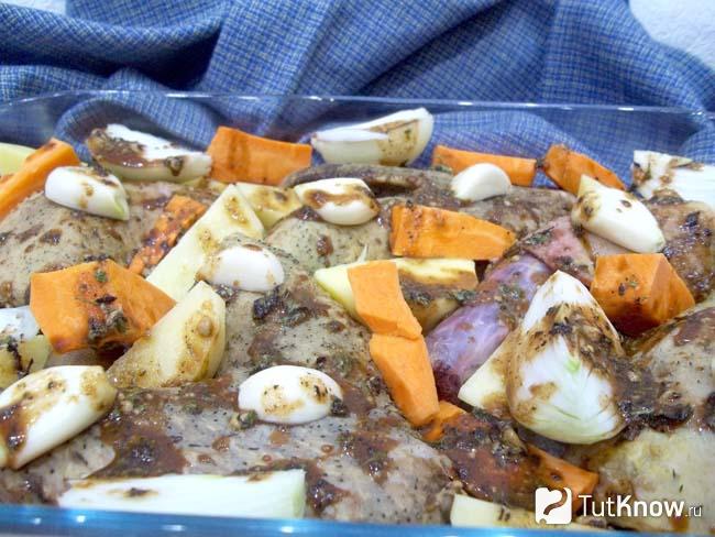 Продукты политы соусом и отправлены в духовку