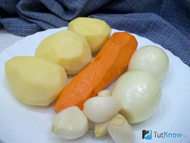 Морковь, лук и картофель очищены