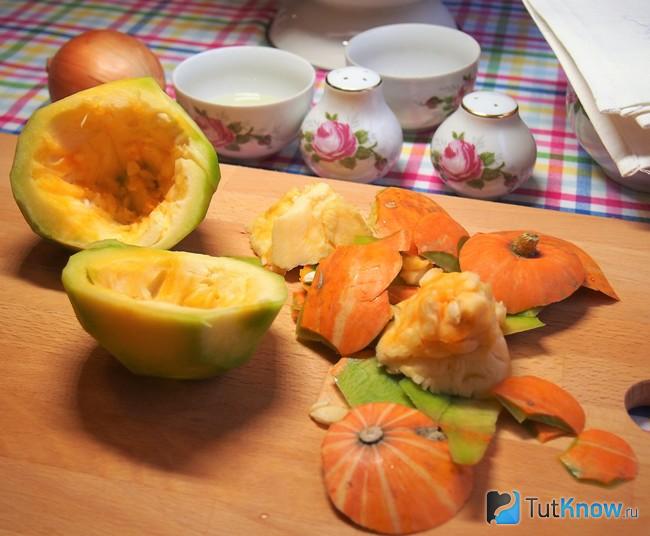 Очищаем тыкву от кожуры и семян