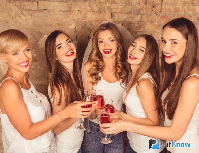 Девушки веселятся на девичнике