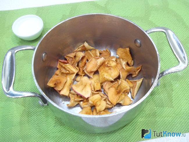 Сушки опущены в кастрюлю