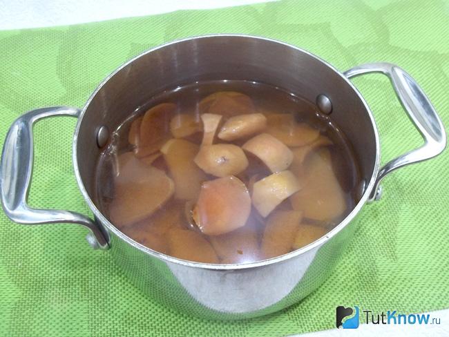 Компот настаивается