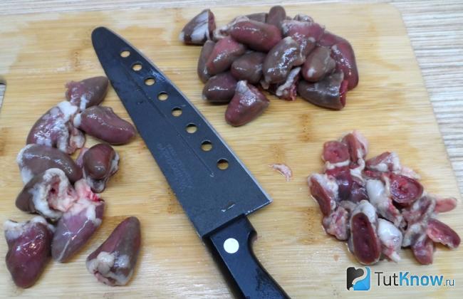 Срезаем верхнюю часть с куриных сердечек