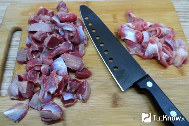 Отрезаем мясистые части у мышечных желудков
