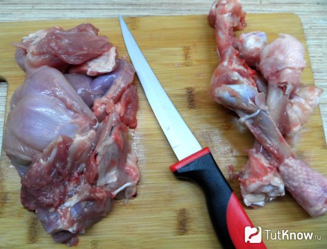Снимаем темное филе с ножек курицы