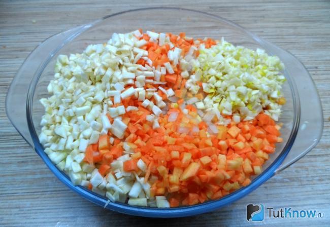 Измельченные овощи для куриной ветчины в миске