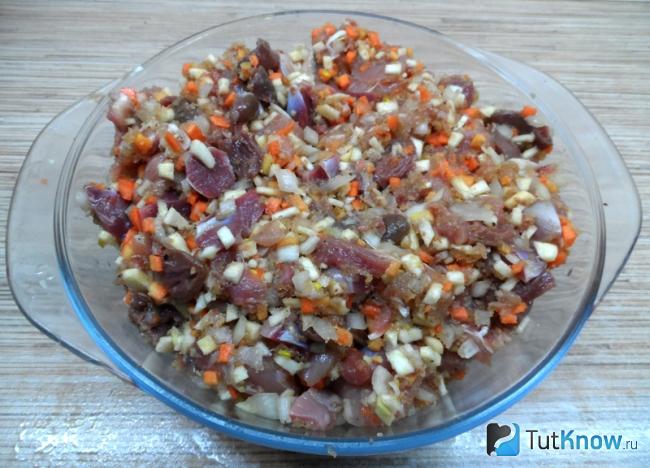 Смешиваем все ингредиенты фарша для куриной ветчины