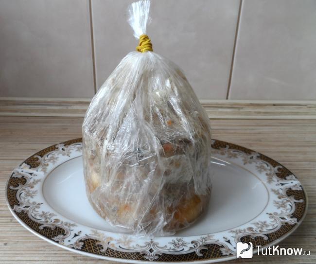 Вытаскиваем пакет с готовой куриной ветчиной