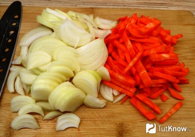 Шинкуем морковь и нарезаем лук