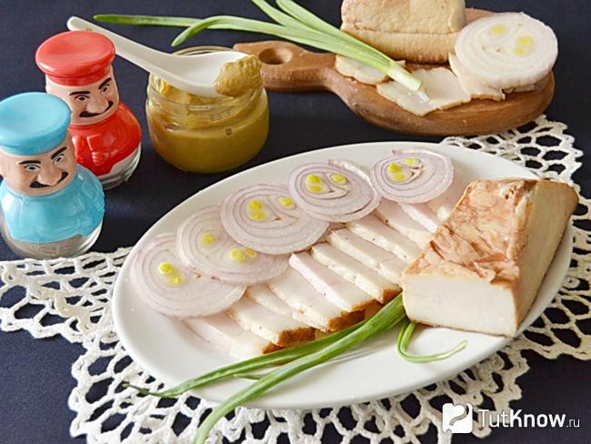 Сало в рассоле: в банке с пряными травами