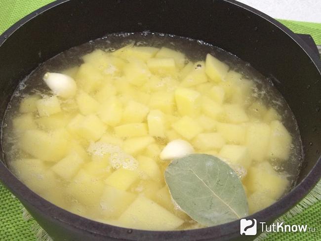 Картофель варится