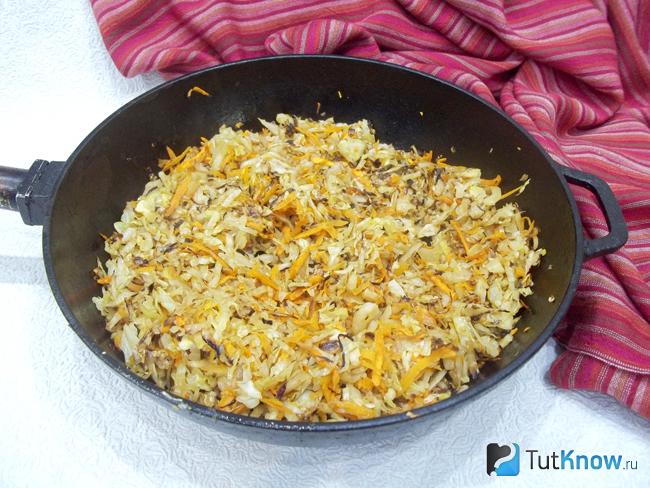 Капуста с морковью жарятся