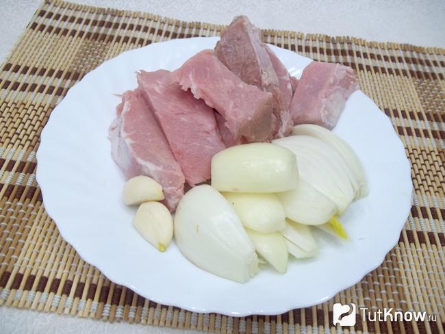 Мясо и лук нарезаны