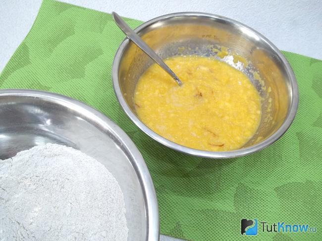 Соединены сухие ингредиенты и тыквенная масса