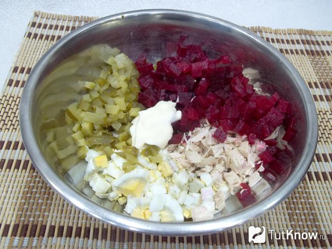 Продукты заправлены майонезом