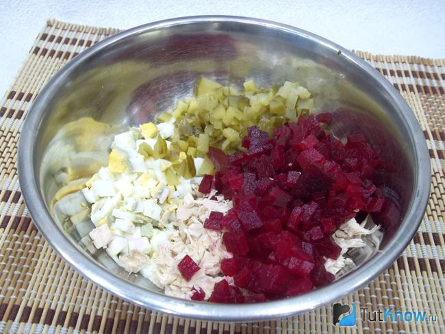 Огурцы и свекла нарезаны