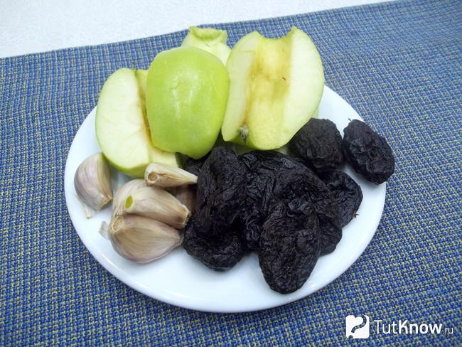 Яблоки нарезаны дольками, чернослив вымыт