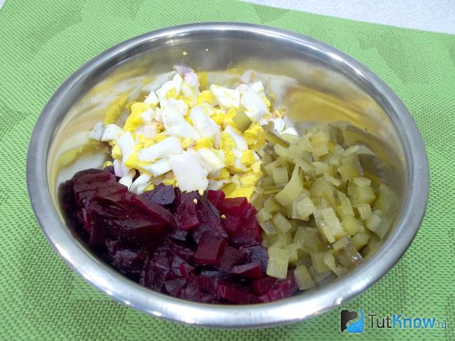 Огурцы нарезаны кубиками