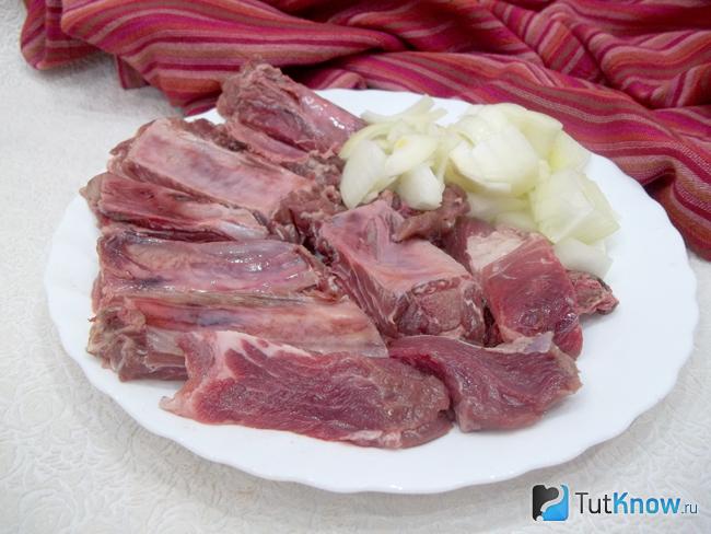 Мясо и лук нарезаны