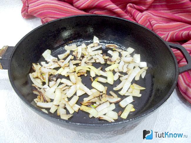 Лук пассируется