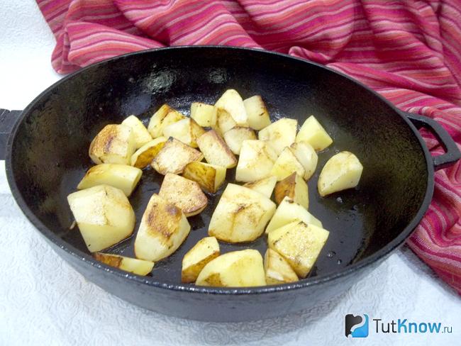 Картофель жарится