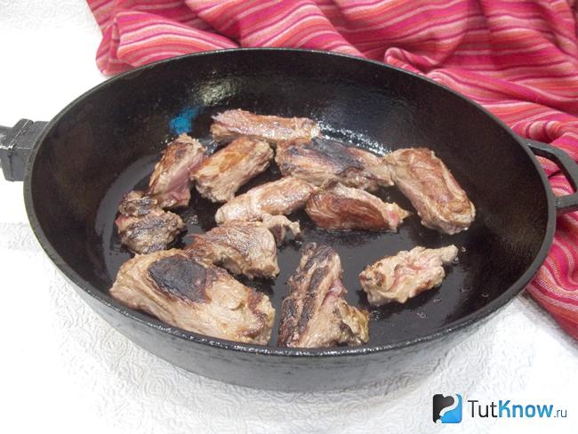 Мясо жарится