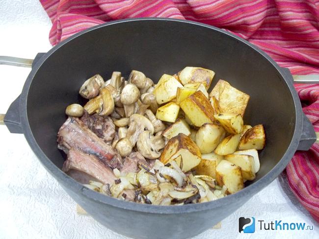 Все продукты сложены в варочную кастрюлю