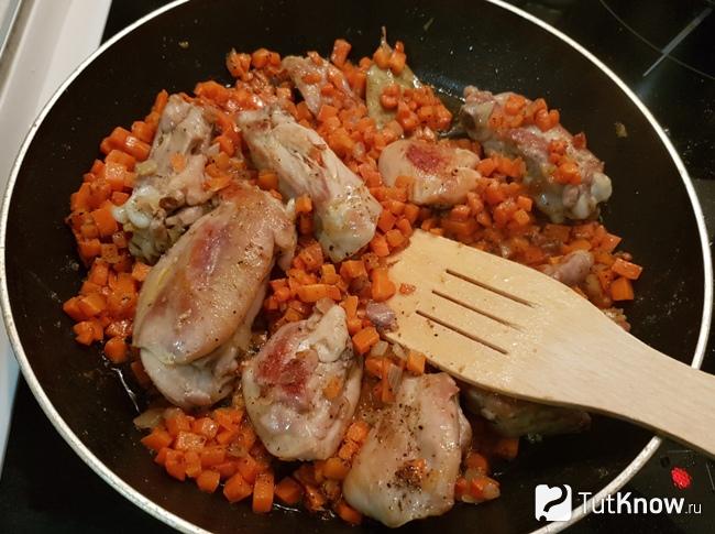 Тушим курицу с овощами и специями
