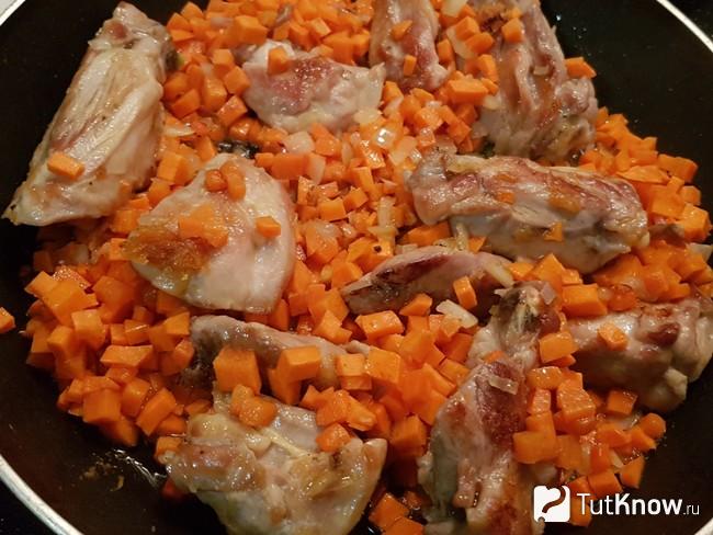 Обжариваем курицу с овощами