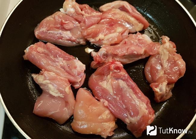 Нарезаем курицу кусочками