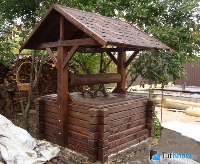 Деревянная крышка на колодце