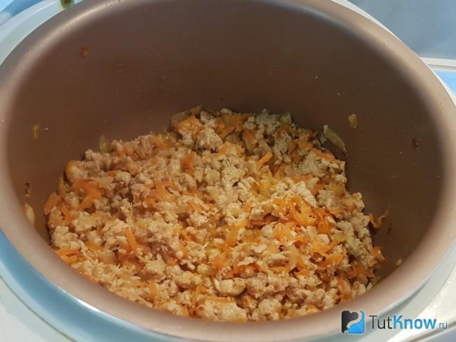 Тушим фарш с овощами в мультиварке