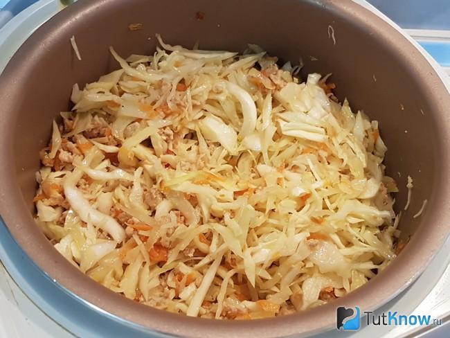 Тушим капусту с фаршем и овощами