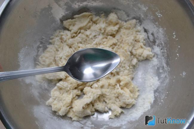 Добавляем к маслу муку