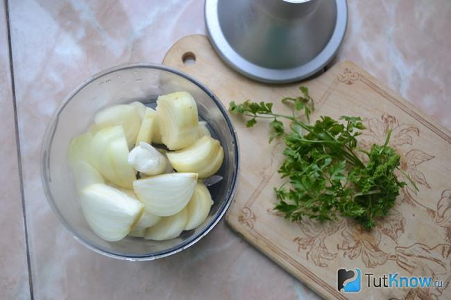 Лук и зелень для приготовления начинки