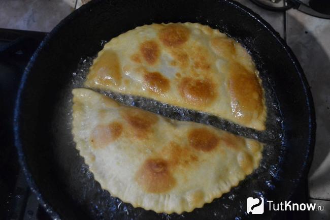 Жарим чебуреки до румяной корочки