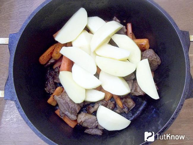 Картофель жарится