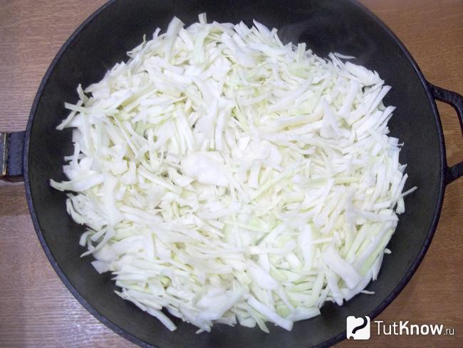 Капуста нашинкована и жарится