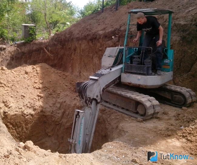 Копка колодца экскаватором