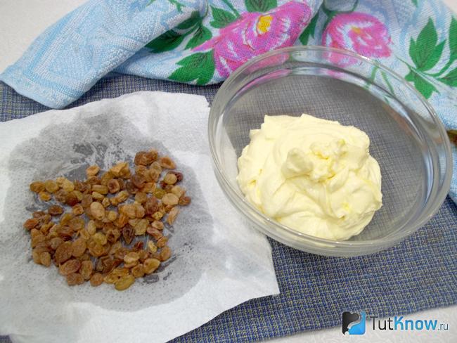 Сырковая масса соединена с изюмом