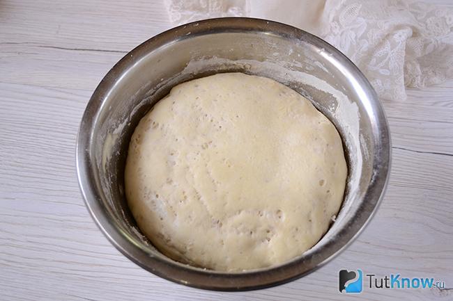 Дрожжевое тесто поднялось