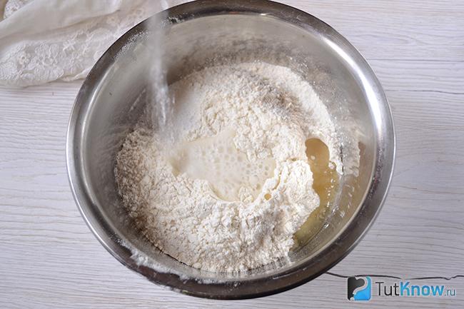 Замешивание муки с дрожжами