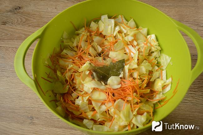 Капуста, залитая маринадом