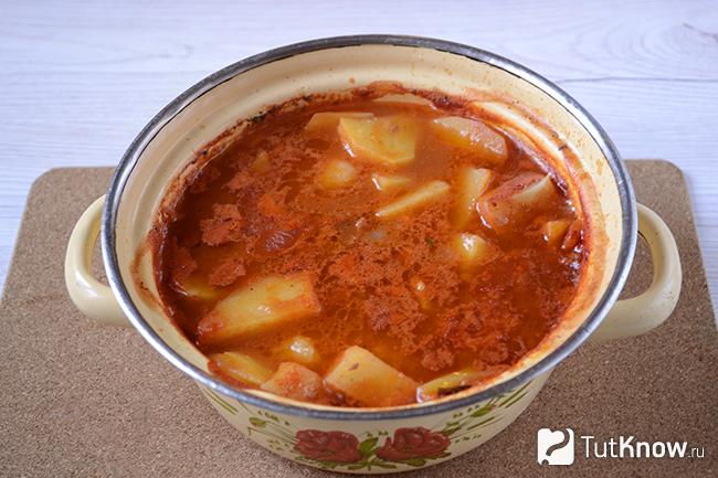 Готовая картошка с тушёнкой в кастрюле