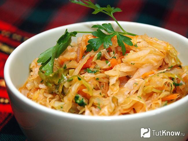 Тушеная капуста с яблоками и черносливом