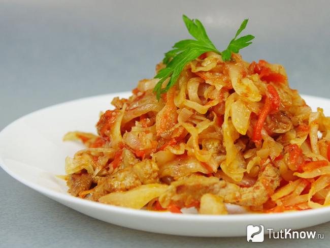 Тушеная капуста в мультиварке с картошкой и сосисками