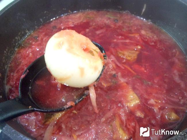 Отварная луковица удалена из кастрюли