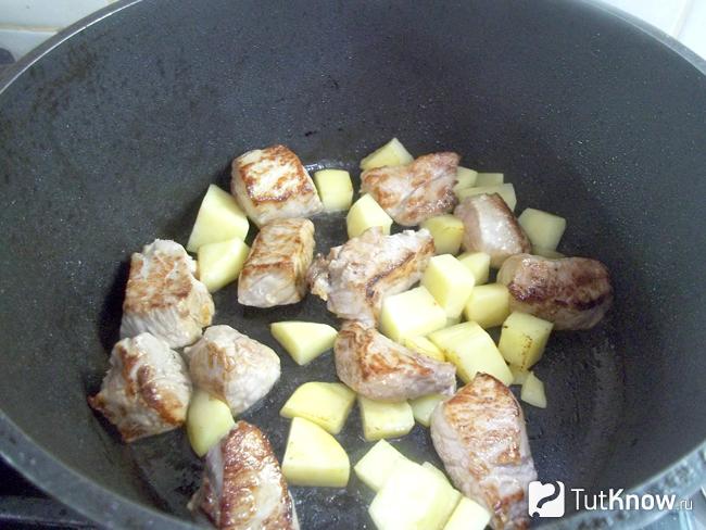 Картофель жарится