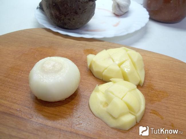 Картофель нарезан, лук очищен