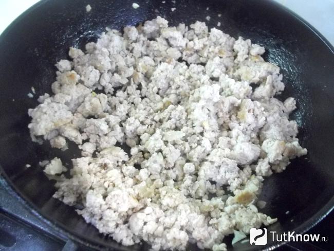 Мясо с луком жарятся в сковороде